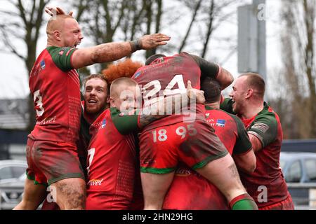 Sale, Großbritannien. 13th. Februar 2022. Kreuzfahrer feiern den Sieg Kredit: Nachrichtenbilder /Alamy Live News