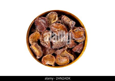 Traditionelle japanische Hoshigaki getrocknete Kakimmon Obst Snack Scheiben in der runden Holzschale isoliert auf weißem Hintergrund Draufsicht. Stockfoto