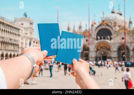 Hand, die Pässe travel concept Bewegungsfreiheit Italien Venedig Stockfoto