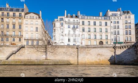 Paris, wunderschöne Fassaden quai d’Orleans, auf der ile Saint-Louis, sonniger Tag im Winter Stockfoto