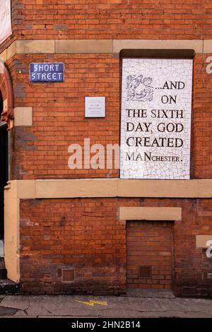 „Und am sechsten Tag schuf Gott Manchester“, ein Mosaik von Mark Kennedy, das in ein ehemaliges Fenster des Affleck-Gebäudes an der Ecke S passte Stockfoto