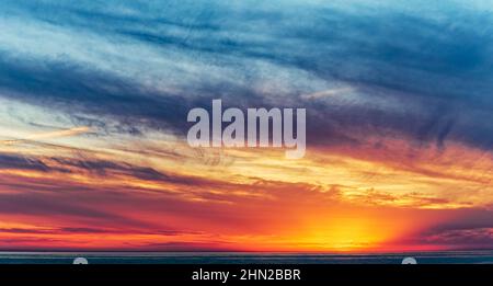 Hochauflösender Panorama-Hintergrund. Bunte Abend-oder Morgenhimmel. Dramatische Wolken ohne Sonne. Übermäßiger Sonnenuntergang. Weichfokus. Stockfoto