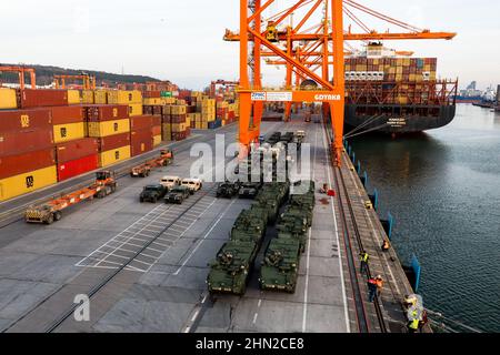 Gdynia, Polen. 14th September 2017. Eine Luftaufnahme der US-Militärausrüstung (Humvee und Stryker) in einer Warteschlange auf dem ARC Defender-Schiff am Baltic Container Terminal in Gdynia. Die US-Armee transportiert militärische Ausrüstung von Polen in die Vereinigten Staaten, nachdem sie für 9 Monate eingesetzt wurde, ist die langfristige Rotation der Ausrüstung. Eine weitere Einheit kommt, um gemeinsam mit den Truppen Großbritanniens, Kroatiens und Rumäniens im Rahmen gemeinsamer Militärmanöver in Polen und Europa zu trainieren. Kredit: SOPA Images Limited/Alamy Live Nachrichten Stockfoto