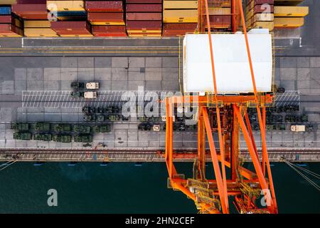 Gdynia, Polen. 14th September 2017. Eine Luftaufnahme der US-Militärausrüstung (Humvee und Stryker) in einer Warteschlange auf dem ARC Defender-Schiff am Baltic Container Terminal in Gdynia. Die US-Armee transportiert militärische Ausrüstung von Polen in die Vereinigten Staaten, nachdem sie für 9 Monate eingesetzt wurde, ist die langfristige Rotation der Ausrüstung. Eine weitere Einheit kommt, um gemeinsam mit den Truppen Großbritanniens, Kroatiens und Rumäniens im Rahmen gemeinsamer Militärmanöver in Polen und Europa zu trainieren. Kredit: SOPA Images Limited/Alamy Live Nachrichten Stockfoto