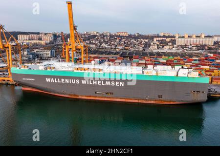 Gdynia, Polen. 14th September 2017. Luftaufnahme des Schiffes ARC Defender am Baltic Container Terminal in Gdynia. Die US-Armee transportiert militärische Ausrüstung von Polen in die Vereinigten Staaten, nachdem sie für 9 Monate eingesetzt wurde, ist die langfristige Rotation der Ausrüstung. Eine weitere Einheit kommt, um gemeinsam mit den Truppen Großbritanniens, Kroatiens und Rumäniens im Rahmen gemeinsamer Militärmanöver in Polen und Europa zu trainieren. Kredit: SOPA Images Limited/Alamy Live Nachrichten Stockfoto