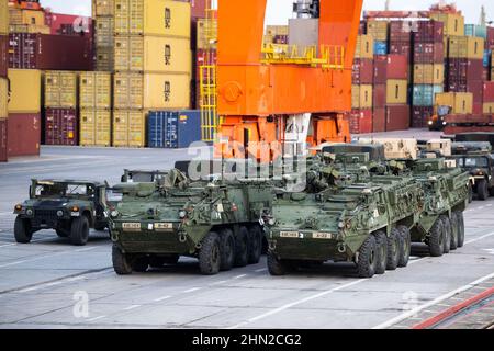 Gdynia, Polen. 13th. Februar 2022. Ein Blick auf die US-Militärausrüstung (Humvees und Strykers) in einer Warteschlange am Baltic Container Terminal in Gdynia. Die US-Armee transportiert militärische Ausrüstung von Polen in die Vereinigten Staaten, nachdem sie für 9 Monate eingesetzt wurde, ist die langfristige Rotation der Ausrüstung. Eine weitere Einheit kommt, um gemeinsam mit den Truppen Großbritanniens, Kroatiens und Rumäniens im Rahmen gemeinsamer Militärmanöver in Polen und Europa zu trainieren. Kredit: SOPA Images Limited/Alamy Live Nachrichten Stockfoto