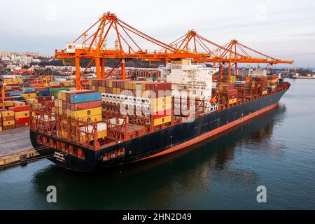 Gdynia, Polen. 14th September 2017. ANMERKUNG DER REDAKTION: Bild aufgenommen mit einer Drohne)Navarino Hong Kong Containerschiff gesehen am Baltic Container Terminal in Gdynia. Kredit: SOPA Images Limited/Alamy Live Nachrichten Stockfoto