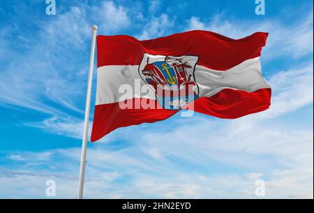 Flagge Bremerhavens bei bewölktem Himmel bei Sonnenuntergang, Panoramablick. Bundesrepublik Deutschland. Platz zum Kopieren für breites Banner. 3d-Illustration Stockfoto