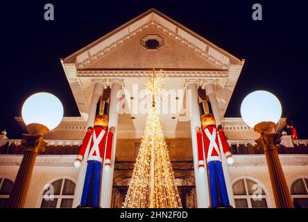 Riesige weihnachtliche Nussknacker-Dekorationen vor einem Haus in Dyker Heights, Brooklyn NYC Stockfoto