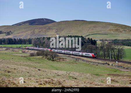 2 Virgin Trains Bombardier der Klasse 221 voyager-Züge fahren durch Abington in der Landschaft des Cylde-Tals an der Hauptlinie der Westküste, Schottland, Großbritannien Stockfoto