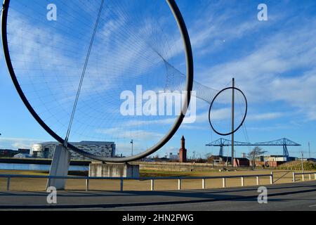 Temenos, eine von Anish Kapur entworfene Kunstinstallation, mit Middlesbrough College und der Transporter Bridge im Hintergrund. Stockfoto