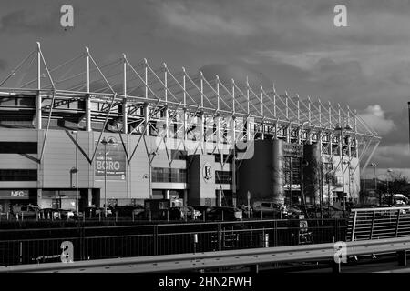 Beeindruckendes, natürlich beleuchtetes Schwarz-Weiß-Bild des Riverside Stadium, Heimstadion des EFL Championship Club, Middlesbrough, im Besitz von Steve Gibson. Stockfoto