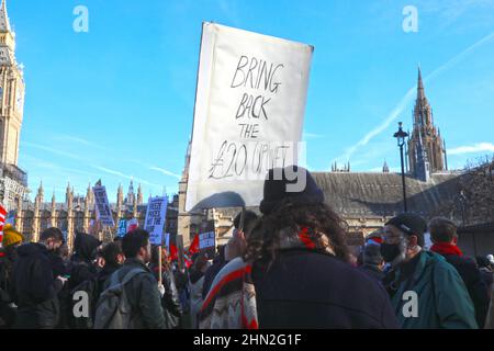 Parliament Square, London, Großbritannien, 12th. Februar 2022: Hunderte von Menschen nehmen an einem „Cost of Living“-Protest Teil, um die Regierung unter Druck zu setzen, den exponentiellen Anstieg der Lebenshaltungskosten und der niedrigen Löhne zu stoppen. Credit Natasha Quarmby/ALAMY LIVE NEWS Stockfoto