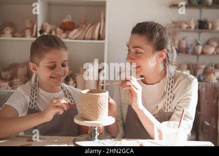 Mama und Sohn haben Spaß, lernen gemeinsam Töpferei im Kunststudio Stockfoto