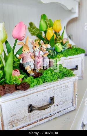 Tulpe Künstliche Blumenarrangements und Kaninchen auf weißen Möbeln Stockfoto