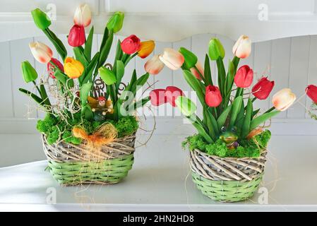 Tulpe Künstliche Blumenarrangements auf weißen Möbeln Stockfoto