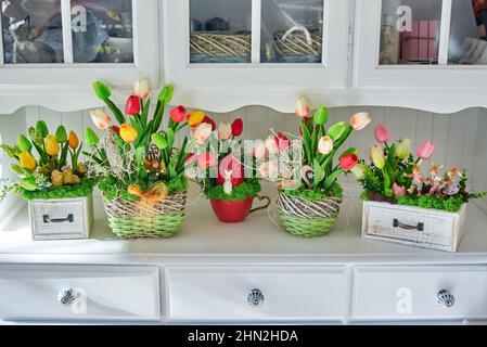 Tulpe Künstliche Blumenarrangements auf weißen Möbeln Stockfoto