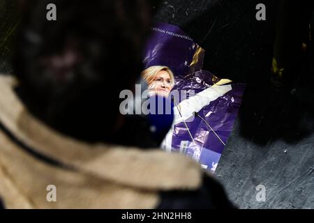 Paris, Frankreich. 13th. Februar 2022. Das Wahlkampfplakat der französischen konservativen Partei Les Republicains (LR), der Präsidentschaftskandidatin Valerie Pecresse, hat sich während ihres Treffens am 13. Februar 2022 im Zenith de Paris vor den französischen Präsidentschaftswahlen vom 2022. April in Paris, Frankreich, auf den Boden gestreichelt. Kredit: Victor Joly/Alamy Live Nachrichten Stockfoto