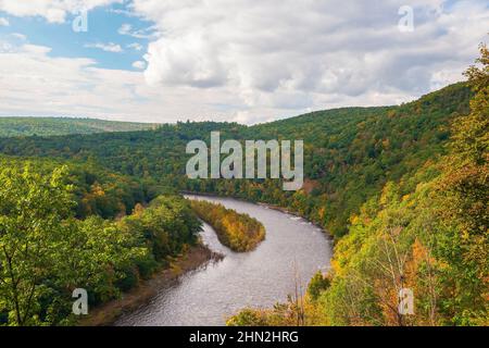 Blick auf den Fluss Delaware vom Aussichtspunkt im Herbst. Upper Delaware Scenic Byway (NY-97). New York. USA Stockfoto