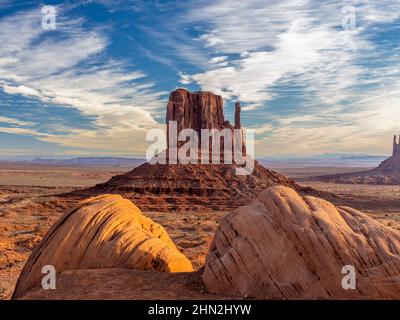 Morgen im Monument Valley mit einer der kultigen Fäustlinge-Felsformationen Stockfoto