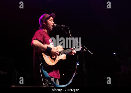 Beans on Toast (Sänger Jay McAllister) unterstützt Frank Turner & The Sleeping Souls bei der O2 Academy, Newcastle, 13th. Juli 2019 Stockfoto