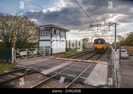 Northern Rail Klasse 150 Sprinter Train 150112 vorbei an der Astley-Signalbox und Bahnübergang auf der Chat-MOSS-Eisenbahnlinie, Lancashire, Großbritannien Stockfoto