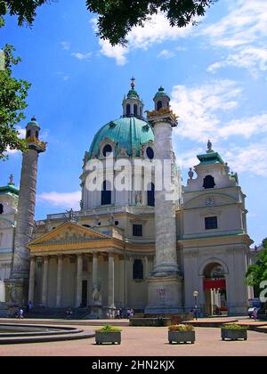 Die Karlskirche in Wien wurde als Dank für die vorbei gebete Pestepidemie erbaut und dem hl. Karl Borromäus gewidmet Stockfoto