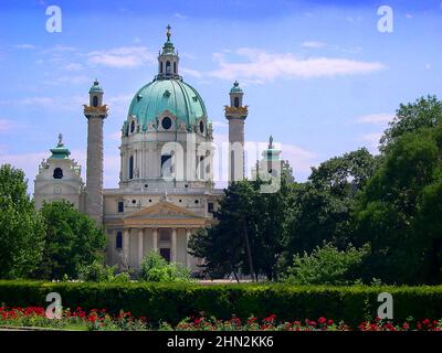 Die Karlskirche in Wien wurde als Dank für die vorbei gebete Pestepidemie erbaut und dem hl. Karl Borromäus gewidmet Stockfoto