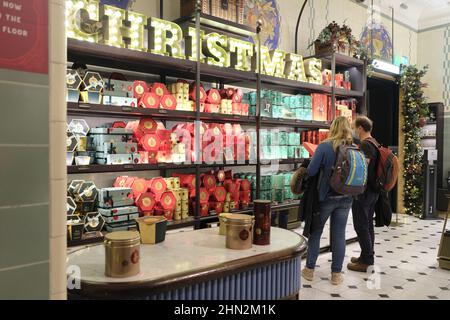 London, Großbritannien - November 2021: Luxus-Schokoladentrüffel zum Verkauf bei Harrods in London Stockfoto