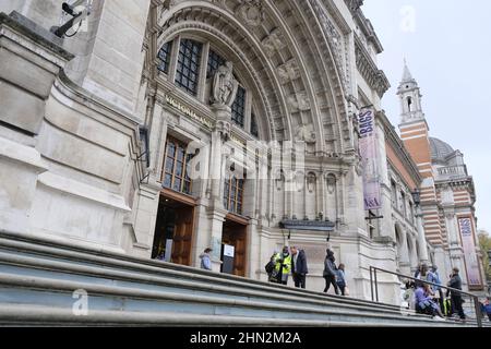 London, Großbritannien - November 2021: Haupteingang des Victoria and Albert Museums Stockfoto