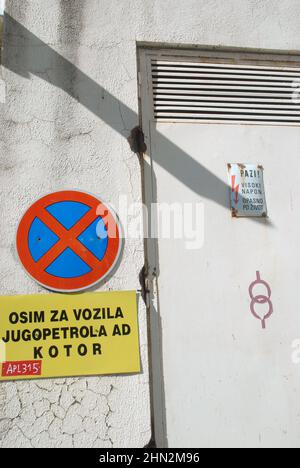 Strom Warnschild, Kotor, Montenegro Stockfoto