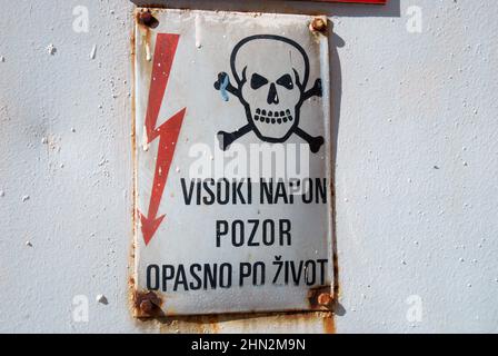 Strom Warnschild, Kotor, Montenegro. Stockfoto