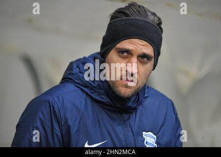 Birmingham, Großbritannien. 13th. Februar 2022. Birmingham, England, 13th 20. Februar Darren Carter (Birmingham City Interim Manager) steigt während des Spiels der Womens Super League zwischen Birmingham City und Tottenham Hotspur im St Andrews Stadium in Birmingham, England, aus dem Tunnel aus und ist startbereit.Karl W Newton/Sports Press Photo Credit: SPP Sport Press Photo. /Alamy Live News Stockfoto