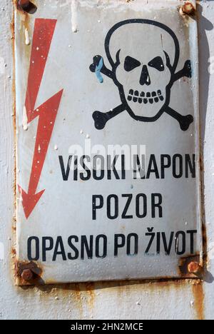 Strom Warnschild, Kotor, Montenegro. Stockfoto