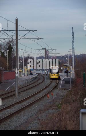 Manchester Metrolink Bombardier Flexity M5000 Tram 3030 an der Holinwood-Straßenbahnhaltestelle auf dem Off Street-Abschnitt Stockfoto