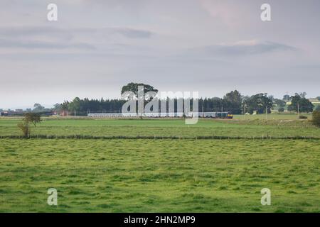 Der 2350 London Euston - Glasgow & Edinburgh Caledonian Sleeper Train fährt an Plumpton (nördlich von Penrith) vorbei, der von einer elektrischen Lokomotive der Baureihe 92 gezogen wird Stockfoto