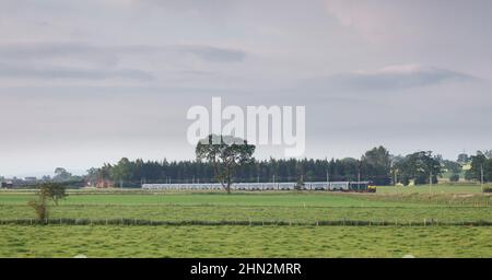 Der 2350 London Euston - Glasgow & Edinburgh Caledonian Sleeper Train fährt an Plumpton (nördlich von Penrith) vorbei, der von einer elektrischen Lokomotive der Baureihe 92 gezogen wird Stockfoto