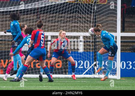 Bromley, Großbritannien. 13th. Februar 2022. Hayes Lane, Bromley, England, 13th 2022. Februar TOR 0-4 Mollie Rose (12 London City Lionesses) steht beim Spiel der FA Womens Championship zwischen Crystal Palace und London City Lionesses am 13th. Februar 2022 in Hayes Lane, Bromley, England, auf dem vierten Platz für London City Lionesses vor. Stephen Flynn/SPP Kredit: SPP Sport Pressefoto. /Alamy Live News Stockfoto