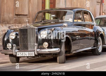 ALCALA DE HENARES, MADRID, SPANIEN - 11. OKTOBER 2018: Die klassische Silberwolke von Rolls-Royce aus dem Jahr 1957 parkte vor der Tür der Kirche und wartete auf die Neuauflage Stockfoto