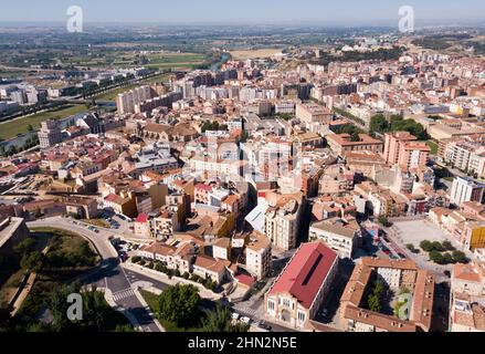 Luftaufnahme des Bezirks Lleida mit modernen Wohngebäuden, Katalonien Stockfoto