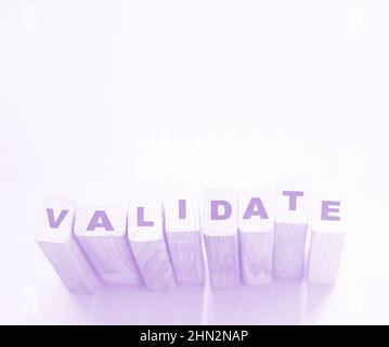 Validieren Wort auf Holzblöcke. Geschäftsevaluierungskonzept. Stockfoto