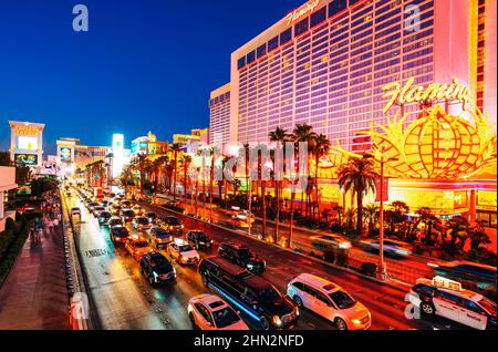 Las Vegas, Nevada, USA - 1. Oktober 2021 Flamingo, Luxus Las Vegas Hotel und Casino. Klassischer Vegas-Stil im Zentrum des Strip. Blick auf die Straße, tr Stockfoto