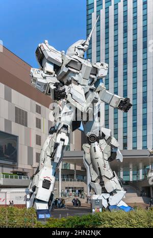 tokio, japan - oktober 28 2019: Japanische riesige lebensgroße Roboterstatue namens RX-0 Einhorn Gundam aus der Manga- und Anime-Serie Mobile Suit Gundam Uni Stockfoto