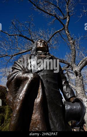 Eine Bronzeskulptur des Stammeschefs Spotted Tail von Lakota von der amerikanischen Künstlerin Glenna Goodacre zum Verkauf vor einer Kunstgalerie in Santa Fe, New Mexico. Stockfoto