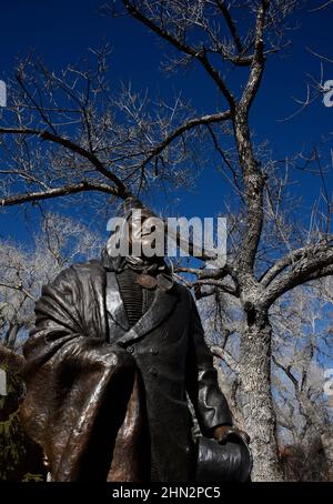 Eine Bronzeskulptur des Stammeschefs Spotted Tail von Lakota von der amerikanischen Künstlerin Glenna Goodacre zum Verkauf vor einer Kunstgalerie in Santa Fe, New Mexico. Stockfoto