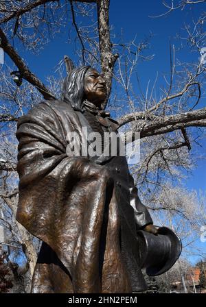 Eine Bronzeskulptur des Stammeschefs Spotted Tail von Lakota von der amerikanischen Künstlerin Glenna Goodacre zum Verkauf vor einer Kunstgalerie in Santa Fe, New Mexico. Stockfoto