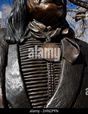 Eine Bronzeskulptur des Stammeschefs Spotted Tail von Lakota von der amerikanischen Künstlerin Glenna Goodacre zum Verkauf vor einer Kunstgalerie in Santa Fe, New Mexico. Stockfoto