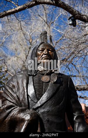 Eine Bronzeskulptur des Stammeschefs Spotted Tail von Lakota von der amerikanischen Künstlerin Glenna Goodacre zum Verkauf vor einer Kunstgalerie in Santa Fe, New Mexico. Stockfoto