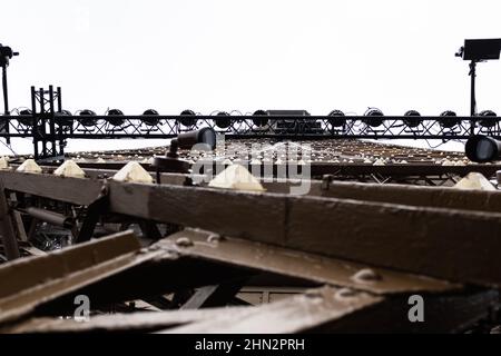 Altes Metall massive Struktur in Paris Frankreich aus einer anderen Perspektive auf einem hellen weißen Hintergrund Stockfoto