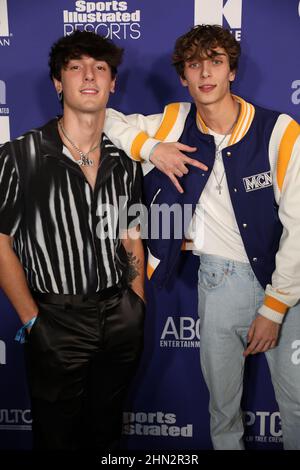 Los Angeles, USA. 12th. Februar 2022. Bryce Hall und Josh Richards kommen am Samstag, den 12. Februar 2022, bei Sports Illustrated The Party x Palm Tree Crew in Century City, Kalifornien an. (Foto von Conor Duffy/Sipa USA) Quelle: SIPA USA/Alamy Live News Stockfoto